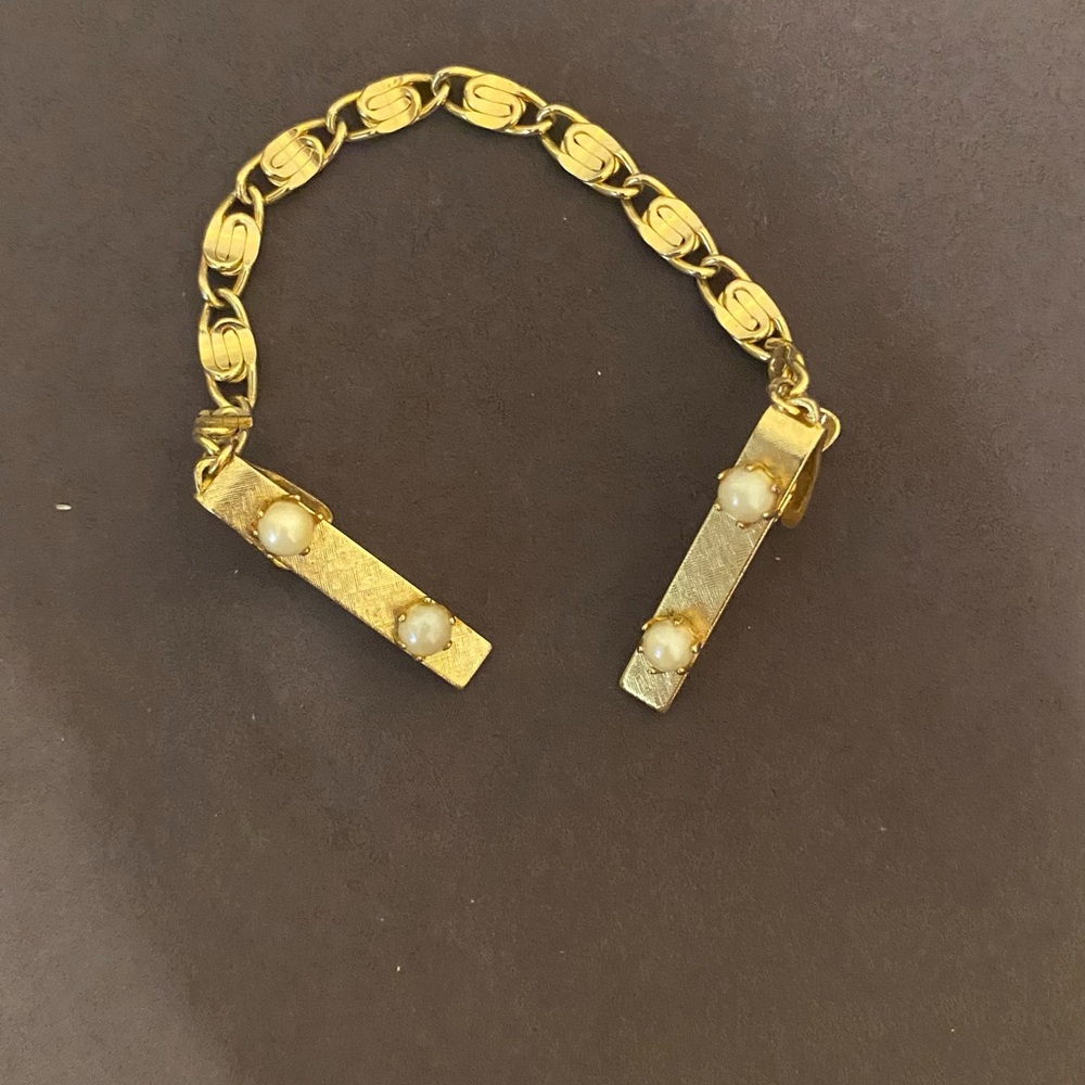 Vintage Gold-Tone Pearl Accent Women’s sweater clip - Picture 6 of 9